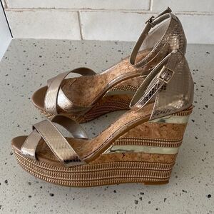 Gianni Bini Women Cork Wedge Metallic Gold Ankle Strap Platform Sandals Size 10